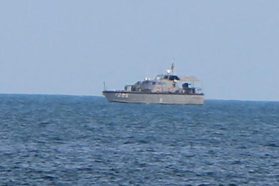 Auf einmal kam noch ein kleineres Militaerboot dazu