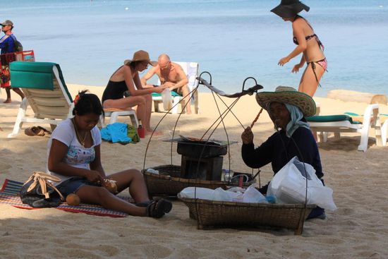 Fruechte mit Kartoffeln und Fisch... und dies alles auf dem Liegestuhl direkt am Beach....