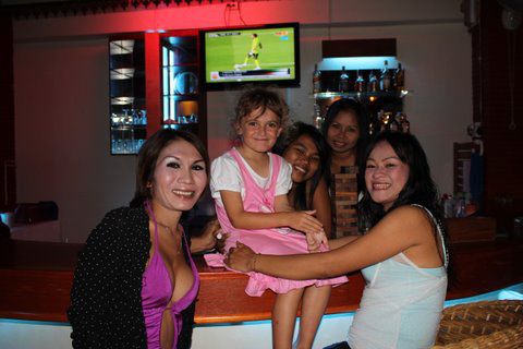 Das Team der Fullmoon Bar... (inkl. Ladyboy)