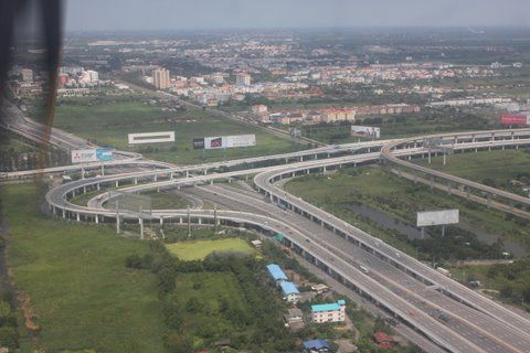 Autobahn am Flughafen und links noch die neue Skytrain-Linie