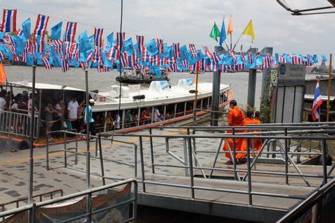 Pier 10, Wang Lang mit Linienboot der Orange Flag
