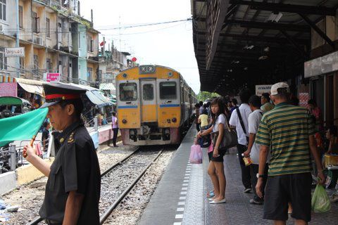Das einzige Gleis an der Wongwian Yai Railway Station