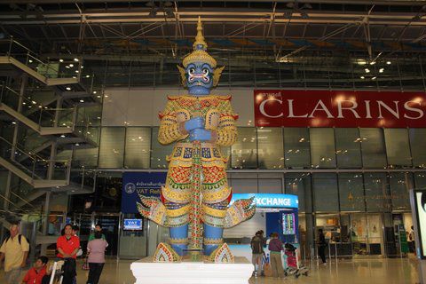 Der gute Monkey beschützt die Reisenden.... Flughafen Bangkok....