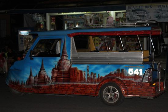 Mit so einem Tuktuk waren wir unterwegs. Unseres war einfach etwas weniger schoen bemalt....