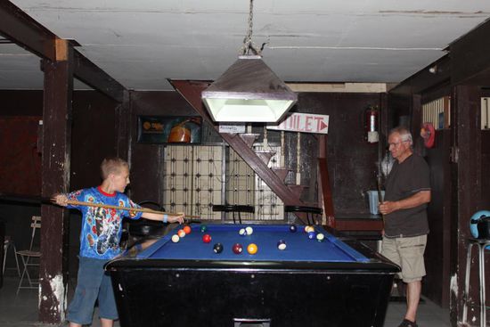 Grandpapa lernt wieder Billard spielen....