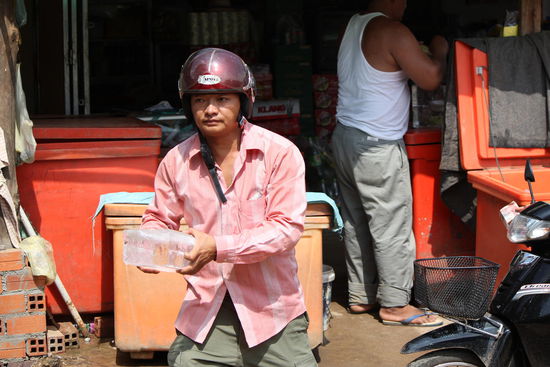 zuerst einmal Eis holen um unser Trink-Wasser zu kuehlen....