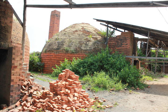 Backsteinproduktion am Ende des Bamboo-Train