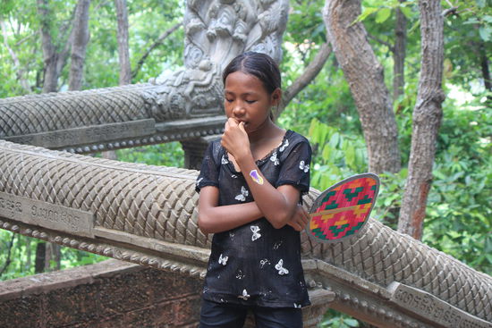 dieses Maedchen verdient sich (neben der Schule, wie sie sagt) Geld, indem sie die Treppe mehrmals pro Tag mit den Touristen rauf und runter geht und frische Luft zu faechert....