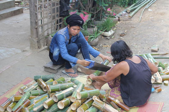 In diesen Bambus wird dann nach etlichen Verarbeitungen, der suesse Reis gefuellt...