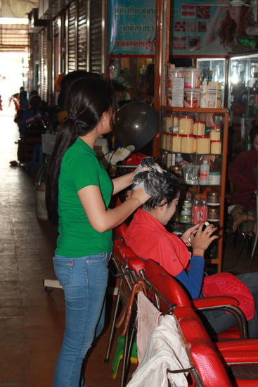 Mitten im Markt ca. 15 Coiffeure...