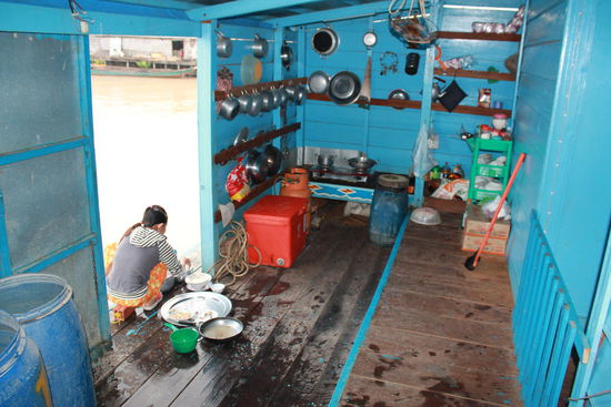 daneben der Abwasch, die Küche und gleichzeitig auch das Badezimmer....