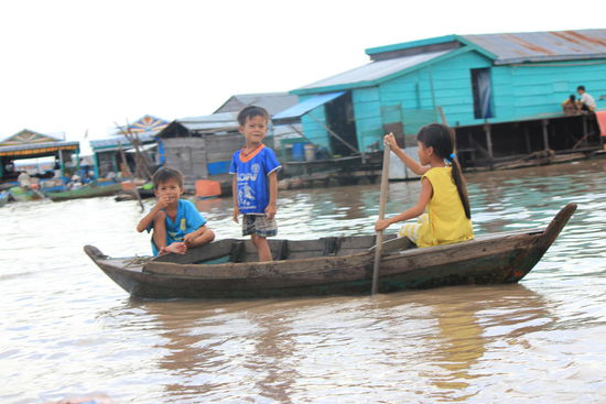 Schon die Kleinsten lernen Boote zu fahren...