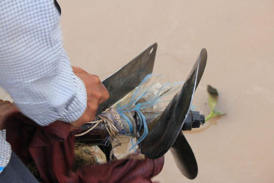 Aufgrund des ganzen Drecks im Wasser, bleibt die Schiffsschraube hängen...