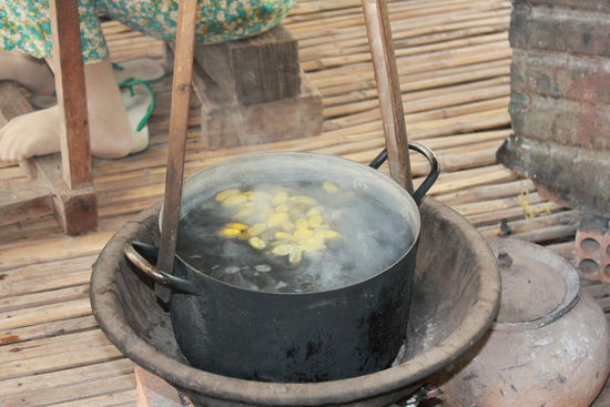 Hier werden die Seiden-Concons gekocht, bevor aus den Raupen "Schmetterlinge" werden....