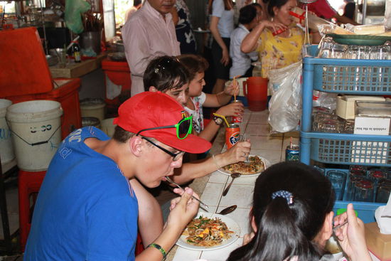 An einem Stand Nudeln mit Chicken gegessen.... Die Schärfe war gerade noch in Ordnung....