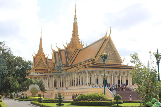 Der Thronsaal.... Auf dem ganz hohen Thron sitzt der König nur einmal bei seiner Weihung... danach hat es vorne einen anderen Thron.... Fotografieren und betreten jedoch verboten...