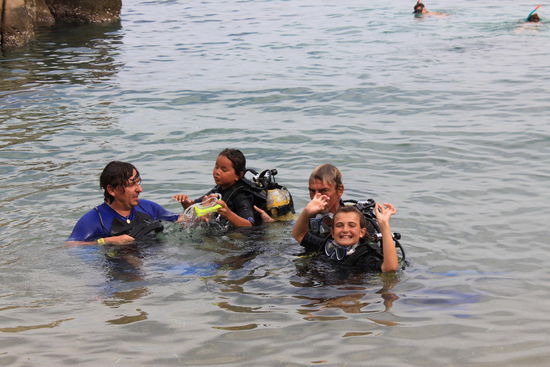 und es war SUPER....   Balu, der Tauchlehrer, hätte sofort den Kurs mit Cecile gemacht.... Maske ausblasen unter Wasser, hat schon wunderbar geklappt...