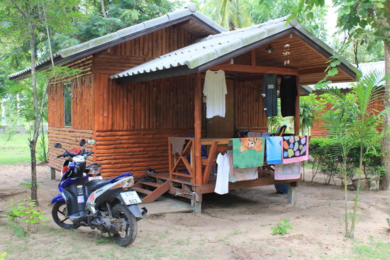 unser Bungalow für 700 THB (SFr. 21.-) und eine unserer Rennmaschinen für je 250 THB am Tag...