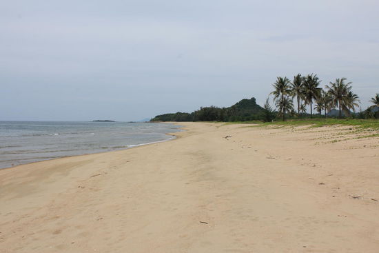 irgendwo nördlich von Ban Krut ein leerer Strand mit Blick gegen Süden...
