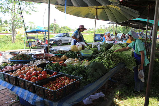 Gemüsestand auf dem Markt von Thap Sakae...
