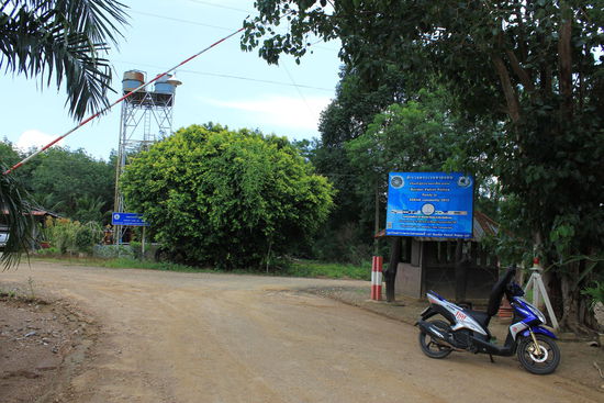 Kurz vor der Grenze zu Myanmar - wohl besser bekannt als Burma... Links abbiegen damit wir nicht über die Grenze kommen, denn die Pässe sind im Bungalow...