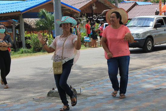 Heute beginnen die Feierlichkeiten zum Fest des 8ten Vollmondes und dem Beginn der Regenzeit... Ein Umzug mit lauter Musik und tanzenden Leuten auf der Strasse...