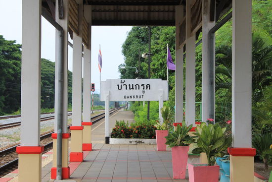 Pünktlich sind wir am Bahnhof. Mit ganz viel Glück, haben wir noch vier Sitzplätze für den 14:20 Uhr Zug erhalten... Heute ist eben Feiertag... Zwei Sitze verteilt in Wagen 2 und zwei Sitze verteilt in Wagen 3....
