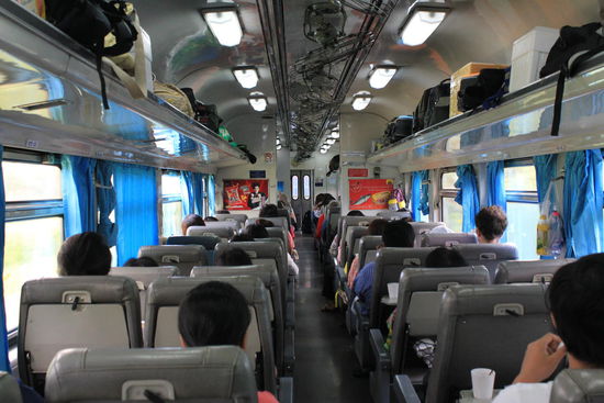 Unser Wagen zweiter Klasse. Bei diesem Zug gibt es nur zweite Klasse, klimatisiert... einmal gibt es sogar einen Boardservice mit Getränken und einem kleinen Gebäck... Jetzt weiss ich, warum diese Fahrt das doppelte als der öffentliche Bus kostet... Kostet für die ca. 150 km 380 THB pro Person, was ca. SFr. 11.80 sind....