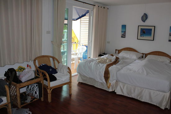 Unser Zimmer für 1'000 THB die Nacht mit Balkon... also ca. Fr. 30.- ohne Frühstück... Das Zimmer der Kinder ist auf dem selben Boden aber etwas kleiner und ohne Balkon, dafür aber auch 100 THB günstiger....