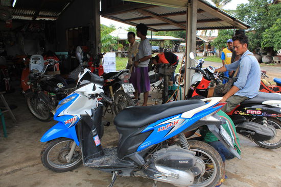 Reifenpanne... zum Glück nicht weit von einer Motorradwerkstatt...
