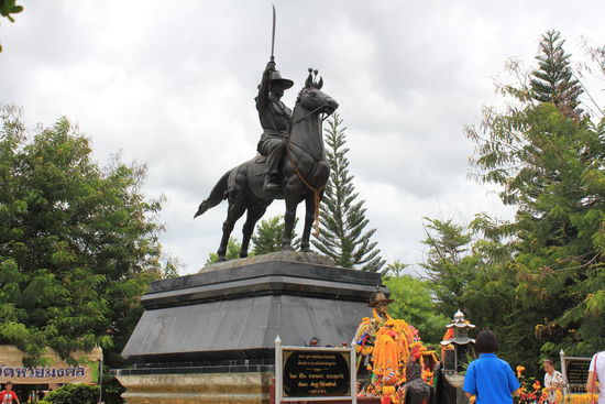 Statue vor dem schwarzen Mönch...