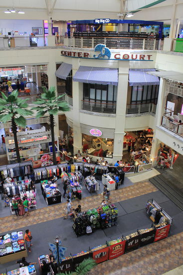 Mit neuem Pneu erkunden wir noch das Market Village....  Einkaufszentrum 5 Geh-Minuten vom Hotel....