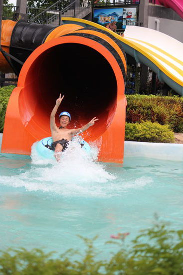 Auf den Reifen-Rutschen besteht Helmpflicht....