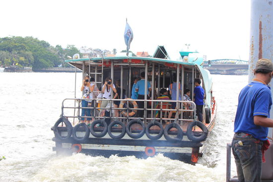 Tourist-Boat für 150THB - ein Orange-Flag-Boat kostet 15THB. Warum man ein Tourist-Boat-Ticket kauft, ist mir immer noch schleierhaft....