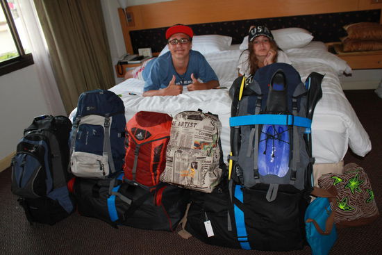 Unser Gepäck nach Hause: 5 Rucksäcke, zwei grosse Taschen, drei kleine Umhängetaschen... Ohne Handgepäck = 100 kg 