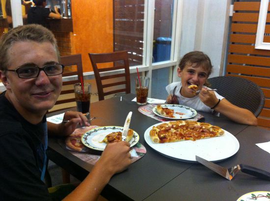 Nach etlichen Reisgerichten, gehört wieder einmal eine grosse Familienpizza auf den Tisch....