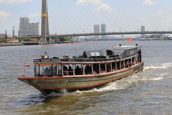 das Orange-Flagg-Boat kommt