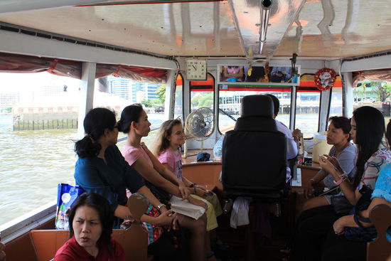 Cecile hat den Ehrenplatz neben dem Kapitän