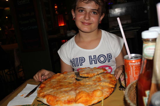 wenn schon Pizza, dann noch solange, wie man die Füsse noch nicht im weichen Sandstrand während dem Abendessen hat... (wer sich angesprochen fühlt, soll auf französisch ganz laut "il me fait chié" sagen  )