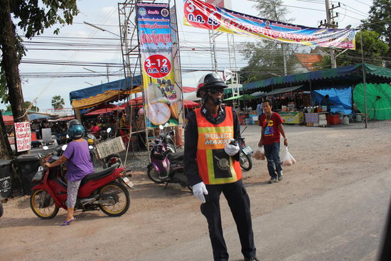 Eindrücke währen der Rückfahrt.... Polizist bei einem grossen Markt....