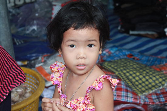 Kleines Mädchen auf dem Markt