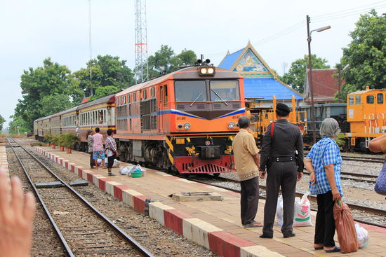 Der Zug fährt mit nur 20 Minuten Verspätung in Prachin Buri ein...