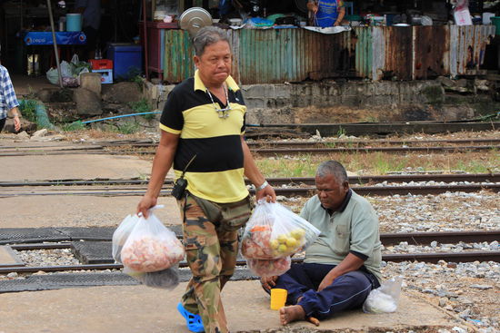 Blindermann zwischen den Geleisen... als der Zug kam, hat ihn eine Frau so positioniert, dass ihm nichts geschieht....