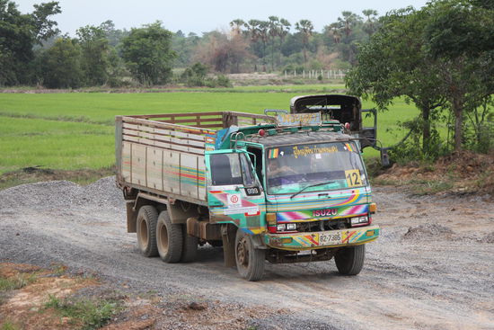 Es wird an der Bahnstrecke gebaut....
