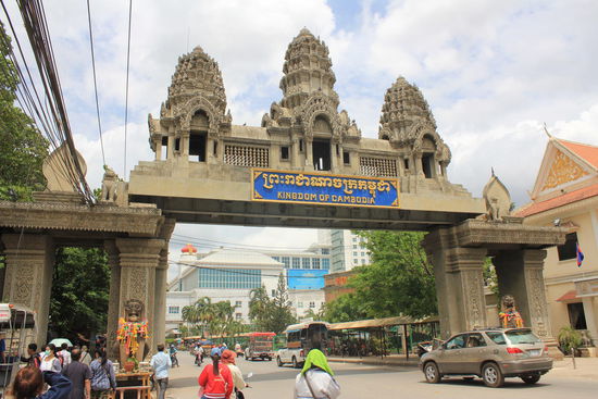 Dies ist das Zwischen-Land.... ausgereist, aber noch nicht wieder eingereist....