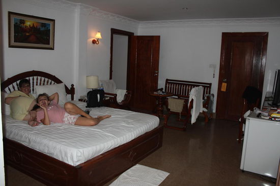 Eltern-Zimmer.... mit Verbindungstuer (sieht man hinten offen stehen), das ganze fuer 55 Dollar die Nacht inkl. Fruehstueck...