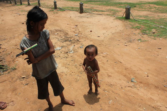 Kinder als Verkauefer.... koennen gut Englisch und nach der bekannten Frage "where you com from?"  konnten sie sogar sagen, dass Bern die Hauptstadt der Schweiz ist...
