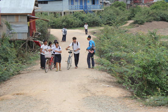 und immer wieder Kinder, welche von der Schule kommen oder in die Schule gehen....