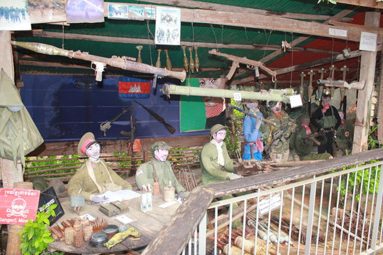 Mit alten Kleidern und Waffen aufgezeigt, wie die Vietnamesen, die Roten Khmer und die Armee angezogen waren...