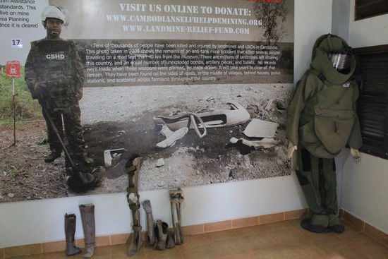 Protesen und Aufruf zu Spenden.... frueher wurde sehr viel gespendet, da es aber pro Jahr jetzt nur noch 3000 Tode pro Jahr gibt, sinken die Spendengelder der Staaten extrem...
Cambodia ist das Land mit der groessten dichte an Landminen. Erst letzte Woche seien 3 Personen durch Minen umgekommen.....